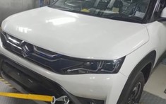 SUV giá rẻ Suzuki Vitara Brezza 2022 rò rỉ "ảnh nóng", có thêm cửa sổ trời mới
