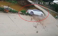 Video: Ô tô Kia Cerato ôm cua gấp khi qua cầu, lao xuống mương nước tại Bắc Giang
