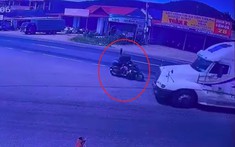 Video: Va chạm với xe đầu kéo đang rẽ trái trên quốc lộ 1A, thanh niên đi Yamaha Exciter tử vong
