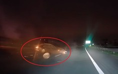 Video: Ô tô BMW tông vào dải phân cách, rụng bánh trên cao tốc Pháp Vân - Cầu Giẽ