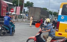 Video: Xe máy va chạm với ô tô tải khiến bé gái tử vong tại Đà Nẵng