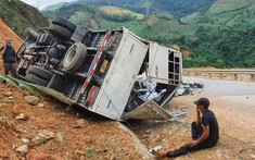 Video: Ô tô tải chở ngói bị mất phanh, lao vào vách núi rồi lật nghiêng trên đèo Lò Xo