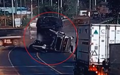 Video quay khoảnh khắc xe đầu kéo rụng cabin sau khi tông đuôi xe ben tại Đồng Nai