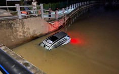 Video quay khoảnh khắc chiếc Ford Everest rơi xuống kênh tại Đồng Nai, tài xế thoát ra ngoài qua cửa sổ trời