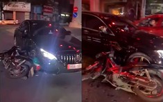 Video: Va chạm với ô tô Mercedes-Benz đang sang đường, xe máy gãy vành