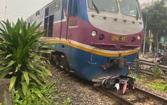Video quay khoảnh khắc thanh niên đi xe máy băng qua đường ray, bị tàu hỏa tông tử vong tại Hà Nội