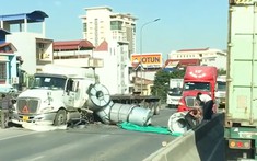 Video quay khoảnh khắc xe container bị "tạt đầu" khiến nhiều cuộn tôn rơi xuống đường tại Hải Phòng