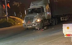 Video: Sang đường thiếu quan sát, nữ sinh đi xe đạp điện va chạm với xe container và tử vong tại Lạng Sơn