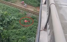 Video: Người đàn ông đi xe máy tông vào lan can cầu và rơi xuống vực ở Lào Cai