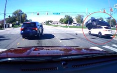 Video: Xe SUV vượt đèn đỏ, bị húc văng rồi nằm chễm chệ trên nắp ca-pô của chiếc Jaguar đang chạy tới
