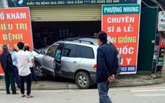 Video: Ô tô 7 chỗ lao vào cửa hàng thuốc thú y tại Nghệ An, người phụ nữ thoát chết trong gang tấc