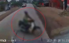 Video: Sang đường thiếu quan sát, người đàn ông đi xe máy bị ô tô tải tông tử vong tại Thái Nguyên