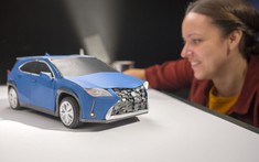 Thán phục người nghệ sĩ tạo nên mô hình Lexus UX 300e hoàn toàn bằng giấy