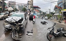 Video: Ô tô điên tông liên tiếp 2 xe đạp điện và Honda SH ở Quảng Ninh, 3 người bị thương nặng