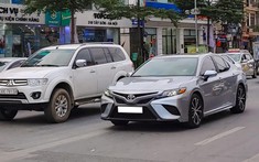 Bắt gặp chiếc Toyota Camry SE 2021 nhập Mỹ đầu tiên lăn bánh trên phố Việt