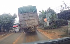 Video quay khoảnh khắc xe tải ôm cua trượt bánh trên QL2, bị xe tải lớn tông trúng