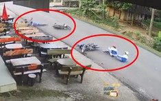 Video quay khoảnh khắc 2 xe máy tông nhau kinh hoàng khiến 4 học sinh ngã nhào ra đường