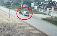 Video quay khoảnh khắc xe máy sang đường bị ô tô tông văn, 1 người nguy kịch