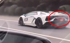 Video: Siêu xe Lamborghini Aventador bốc cháy đuôi xe nhưng chủ vẫn không hề biết