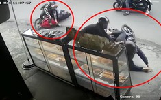 Video quay khoảnh khắc trinh sát hình sự tông xe Yamaha Exciter bắt 2 đối tượng cướp giật ở Gò Vấp