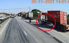 Video: Người đi xe máy bất ngờ tông vào xe container đỗ bên đường