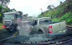 Video quay khoảnh khắc xe ben đổ dốc gây tai nạn liên hoàn cho 3 xe ô tô trên QL20