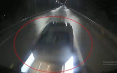 Khoảnh khắc xe ô tô lấn làn, đâm trực diện vào xe chạy ngược chiều khiến người xem thót tim