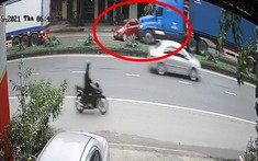 Video quay khoảnh khắc ô tô bị xe container tông xoay 180 độ trên Quốc lộ 1A
