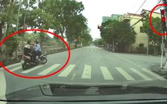 Video quay khoảnh khắc 2 xe máy tông nhau ở ngã 3 tại Nam Định, 3 người bị thương