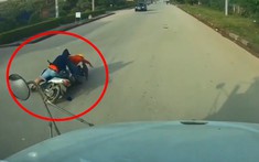 Video: 2 xe máy đâm sầm vào nhau, lỗi anh sang đường ẩu, lỗi tôi chạy quá nhanh, may mắn xe container né được