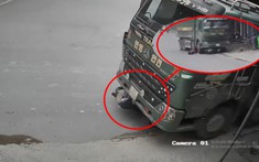 Video: Xe máy sang đường siêu ẩu bị xe ben cuốn vào gầm ở Hưng Yên, 2 người thoát chết