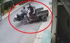 Video: Xe công nông từ đường hẻm lao ra khiến nam thanh niên chạy xe máy gặp nạn