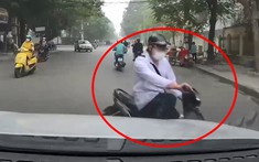 Video: Vội vào trường vì lo trễ giờ học, học sinh cho xe máy tạt đầu xe ô tô khiến tài xế phanh gấp
