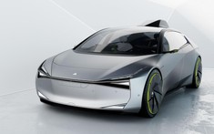 WayRay Holograktor - Mẫu concept hoàn hảo cho dịch vụ gọi xe với công nghệ điều khiển từ xa tân tiến
