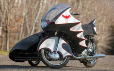 Nhìn ngắm bản sao Batcycle 1966 giống y như thật, chế tạo dựa trên Yamaha Catalina