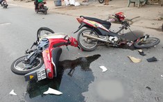 Video: Va chạm với "Su xì po", xe máy Honda Wave RS nát bét, 2 người nguy kịch
