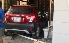 Quảng Ninh: Nữ tài xế lao xe VinFast Fadil vào cửa hàng bán thiết bị vệ sinh