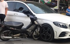 Hà Nội: Xe máy cắm chặt vào bên hông xe Mercedes-Benz sau va chạm