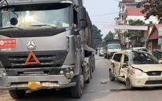 Video quay khoảnh khắc xe Kia Morning qua đường bị xe tải tông trúng