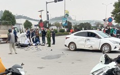 Khoảnh khắc thanh niên chạy xe máy tốc độ cao, đâm sầm vào ô tô đang sang đường ở Thái Nguyên