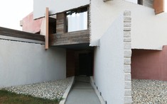 Nhà 1 tầng 3 vách ngăn chồng lên nhau được lắp ghép từ các tấm đá granite tại Ý
