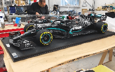 Với 35.000 USD, bạn có thể sở hữu một mô hình xe đua F1 của Lewis Hamilton như thế này