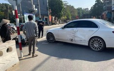 Phú Thọ: Xe máy tông móp cửa xe Mercedes-Benz đang quay đầu