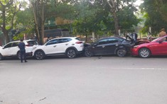 Nghệ An: Nữ tài xế lái xe Mazda tông 4 ô tô đang đỗ bên đường