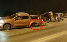 Video: Xe bán tải Nissan "rụng bánh" sau khi bị xe Mazda tông từ phía sau, bay lên thành cầu Phùng