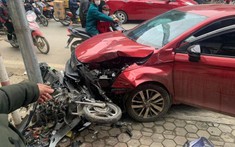 Video quay khoảnh khắc xe Honda Civic tông hàng loạt xe máy ở Lào Cai, 1 người bị thương nặng