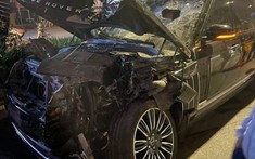 Hà Nội: Range Rover hơn 5 tỷ đồng nát bét đầu xe sau khi tông vào ô tô tải