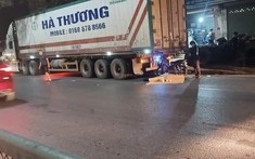 Khoảnh khắc xe máy tông vào đuôi xe container đỗ bên đường, 1 người tử vong tại chỗ