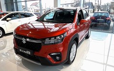 Ảnh Suzuki S-Cross 2022 ngoài đời thực vừa về đại lý, giá ngang Toyota Corolla Cross
