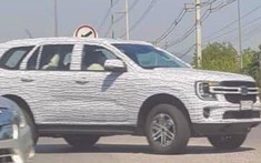 Bắt gặp Ford Everest 2022 trên đường phố Đông Nam Á với thiết kế đầu xe giống Ranger mới